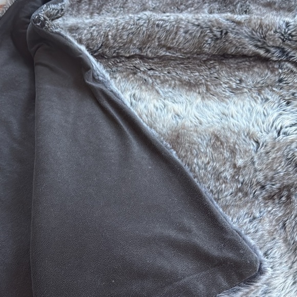 Tahari Brown Faux Fur Throw Blanket Luxury Soft Plush+ Pillow